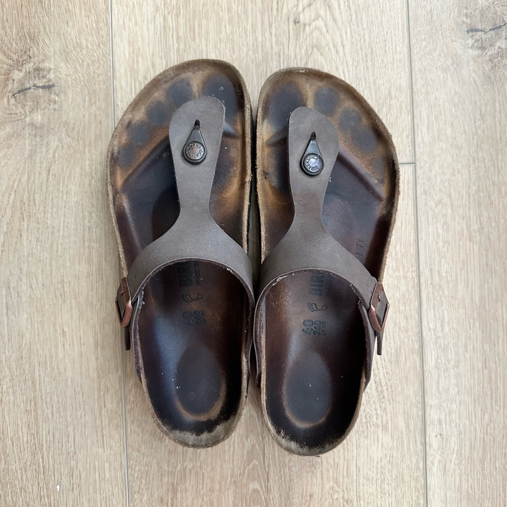 Brown Gizeh Birkenstocks